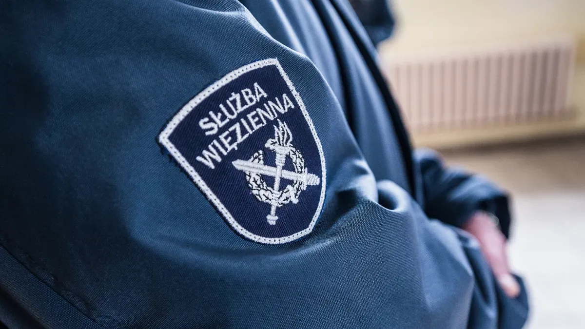 Ile zarabia się w służbie więziennej? Sprawdź pensje i benefity