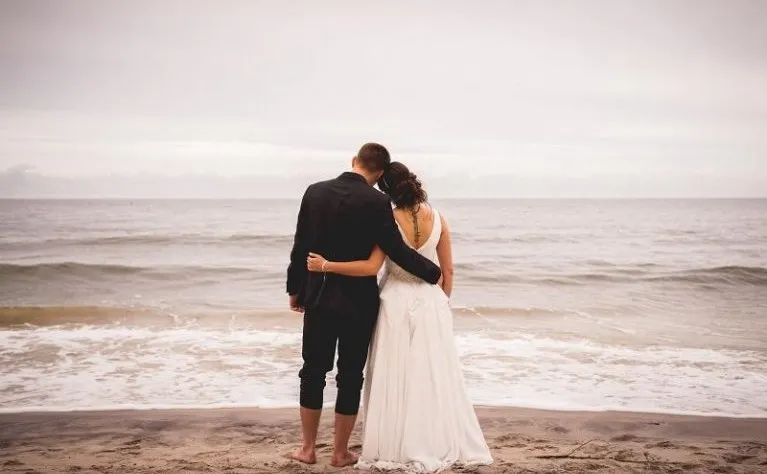 Kto płaci za suknię ślubną? Tradycja, regiony i Wasz wybór