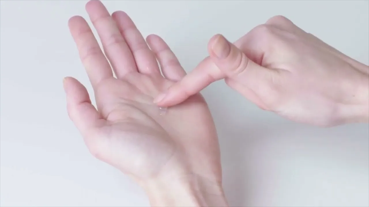 Jak czyścić soczewki miesięczne, aby uniknąć podrażnień i infekcji