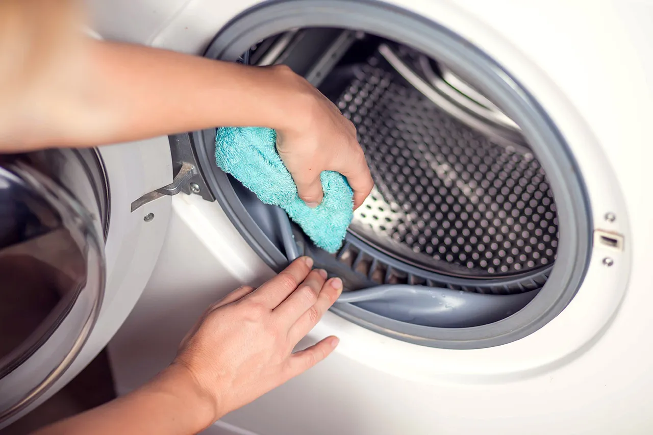 Pralka brudzi ubrania? Odkryj przyczynę i jak to naprawić