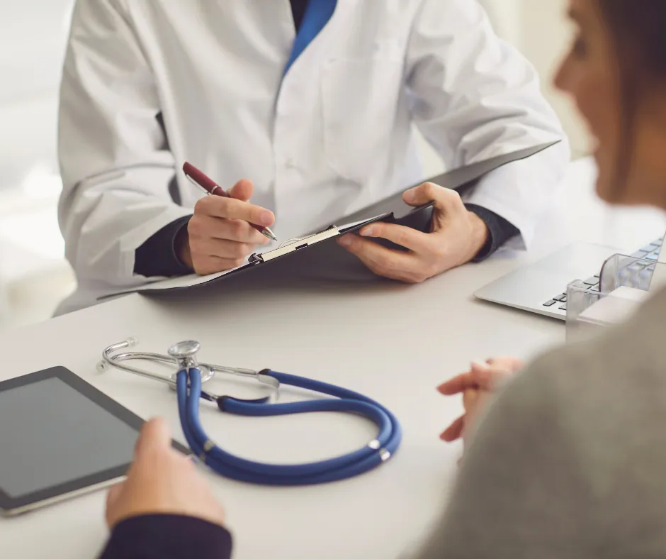 Czy po ustaniu zatrudnienia przysługuje zasiłek chorobowy? Sprawdź warunki.