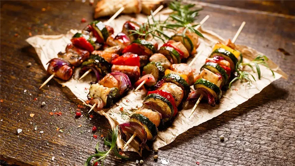 Ile powinny się piec szaszłyki w piekarniku? Oto sprawdzone czasy i triki