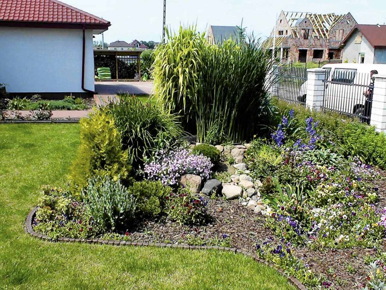 Jak ukryć oczyszczalnię? Rośliny i mała architektura w ogrodzie