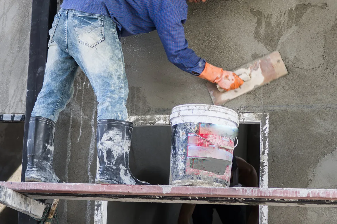 Jak prawidłowo zacierać tynk na elewacji i uniknąć błędów – porady krok po kroku