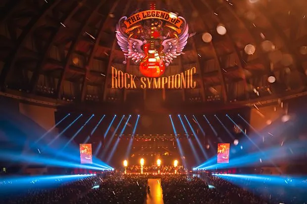 Co to jest nazwa miejsca, które zajmuje orkiestra podczas koncertu?