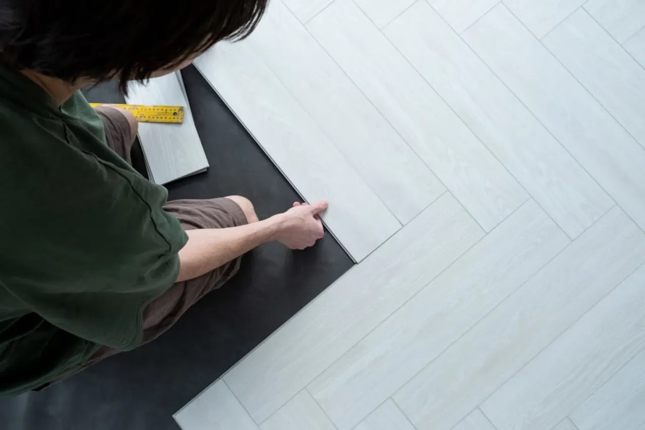 Koszt położenia wykładziny dywanowej 2026: Cennik i porady