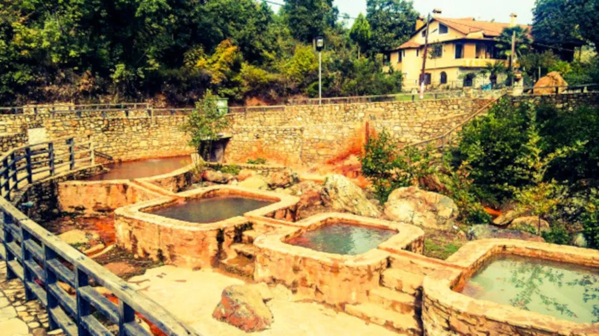 Kokkino Nero atrakcje: odkryj niezwykłe źródła mineralne i kulturę