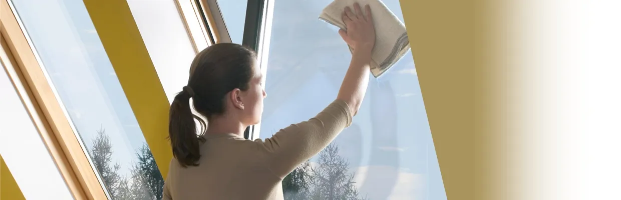 Jak umyć okno dachowe: skuteczne metody i bezpieczne techniki czyszczenia