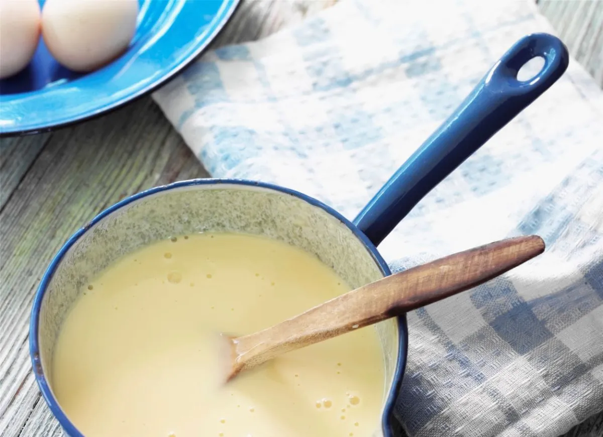 Ile budyń może stać w lodówce? Sprawdź trwałość i zasady