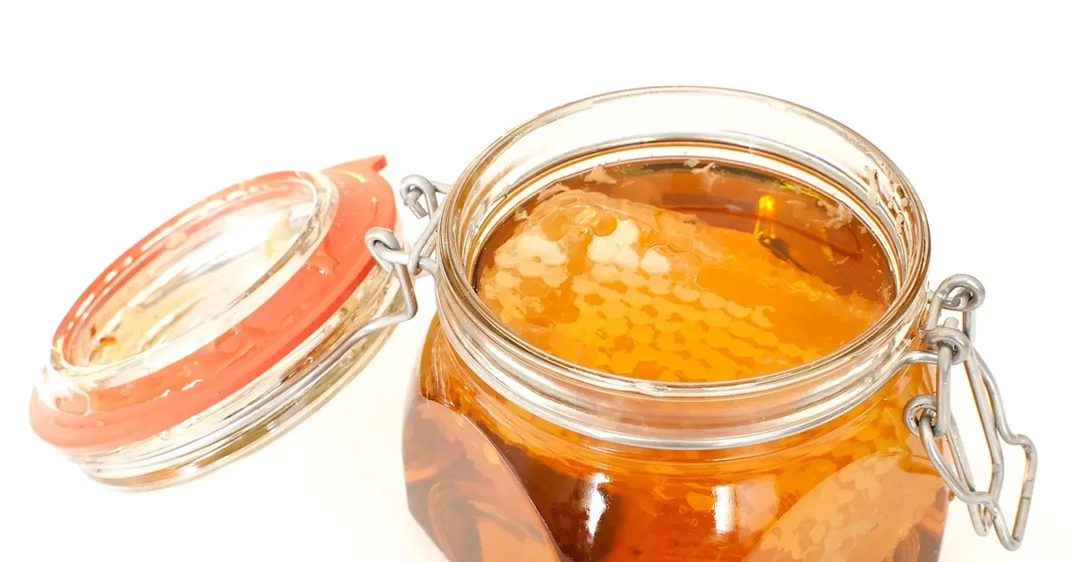 Czy miód podnosi cholesterol? Odkryj jego zdrowotne właściwości