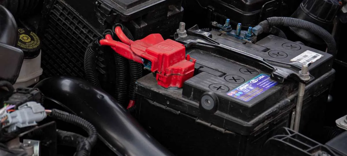Jak zamontować akumulator w samochodzie - uniknij kosztownych błędów