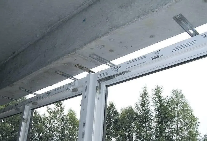 Ile kotew na okno? Kluczowe informacje o montażu i bezpieczeństwie Ile kotew na okno? Kluczowe informacje o montażu i bezpieczeństwie