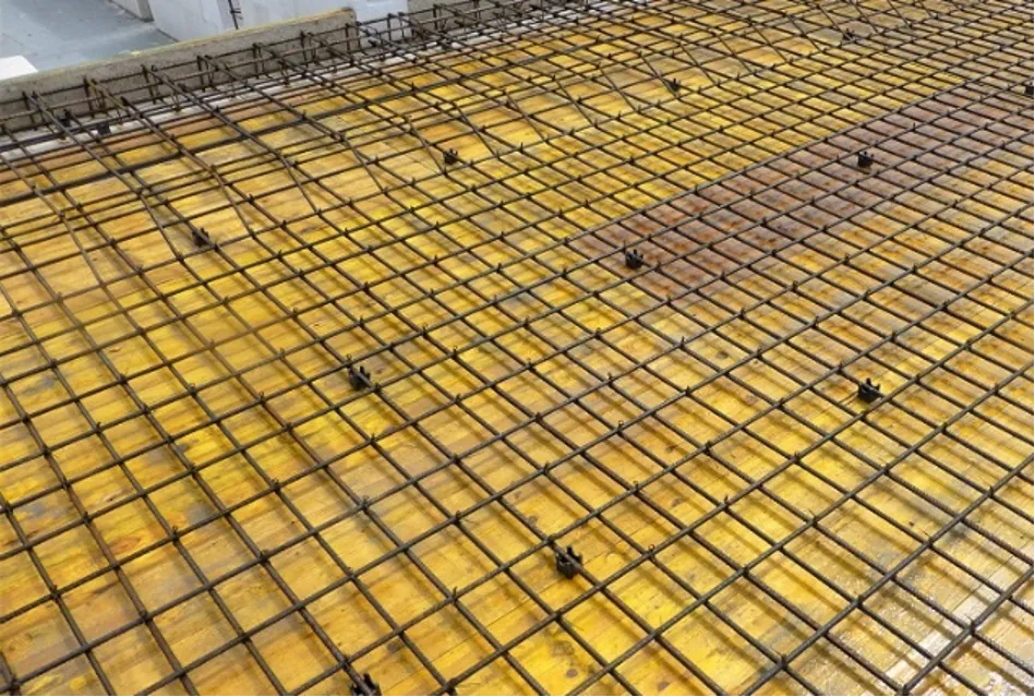 Jak prawidłowo zbroić swobodnie podpartą belkę żelbetową – kluczowe zasady i błędy