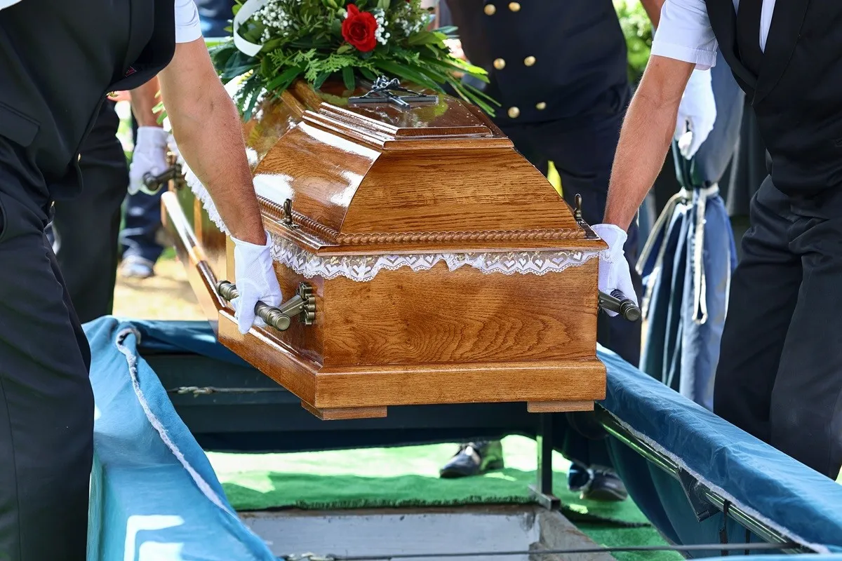 Pogrzeb w Polsce: Ile dni? Sprawdź, co wpływa na termin!