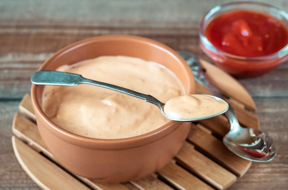 Jaki sos do sałatki gyros? Sprawdź najlepsze przepisy na smaki