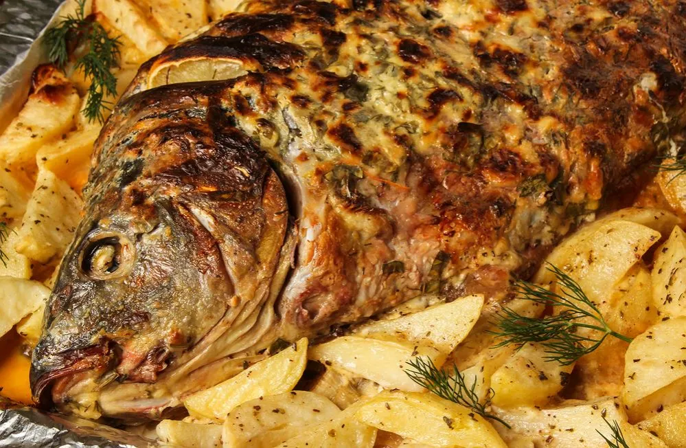 Jak upiec karpia w piekarniku: najlepszy przepis na świąteczny obiad