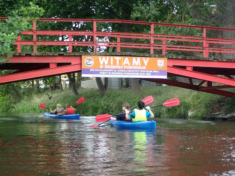 Gdzie na kajaki w Pomorskiem? Najlepsze trasy, wypożyczalnie i porady