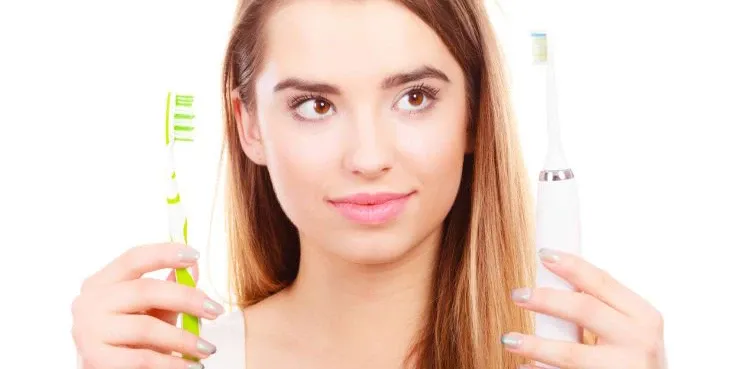 Szczoteczka soniczna co to? Odkryj jej zalety i różnice z innymi rodzajami