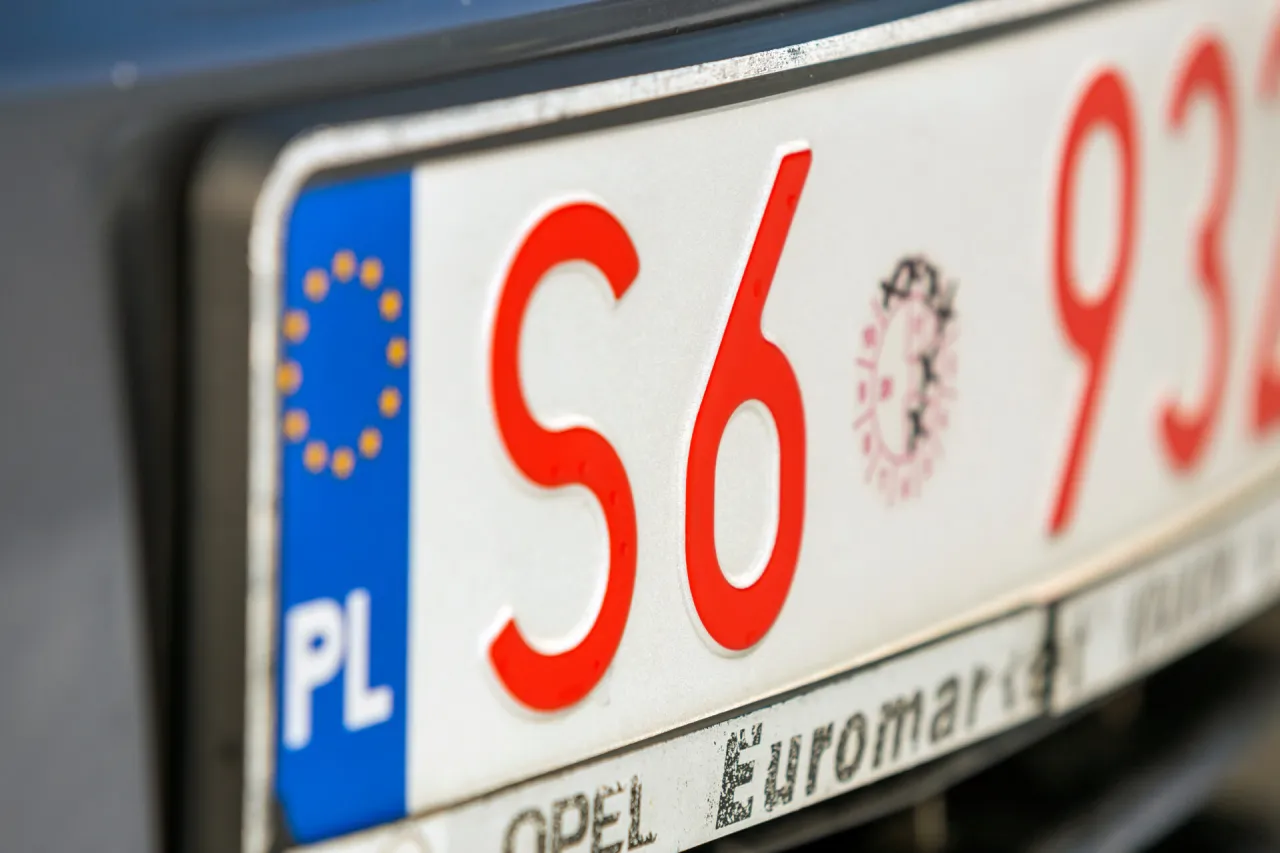 Czerwone tablice rejestracyjne w Polsce: co oznaczają i kto je używa?