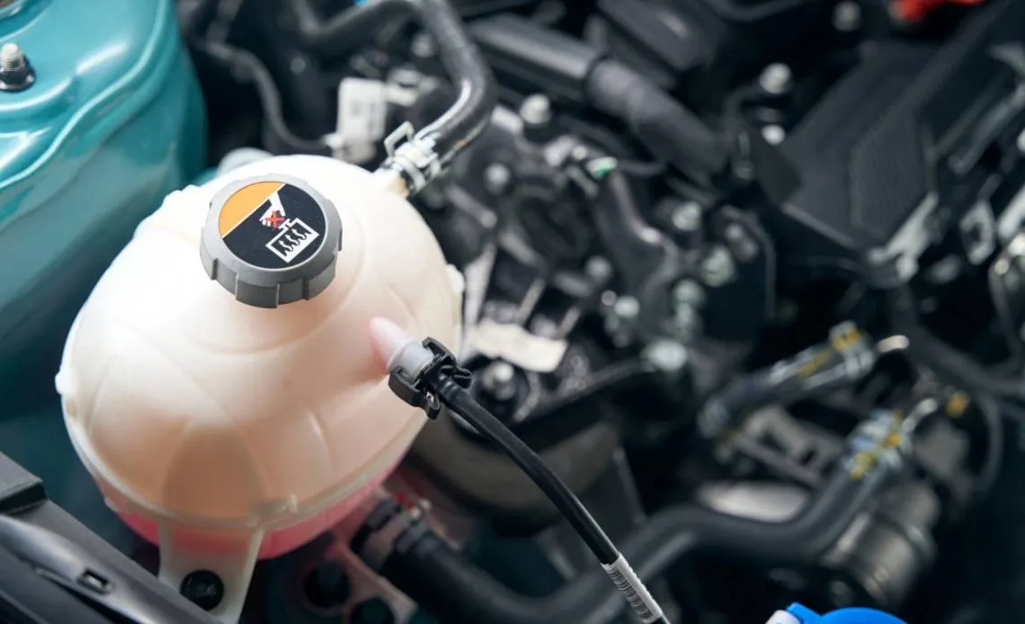 Płyn do chłodnicy czy woda - co wybrać dla bezpieczeństwa silnika?
