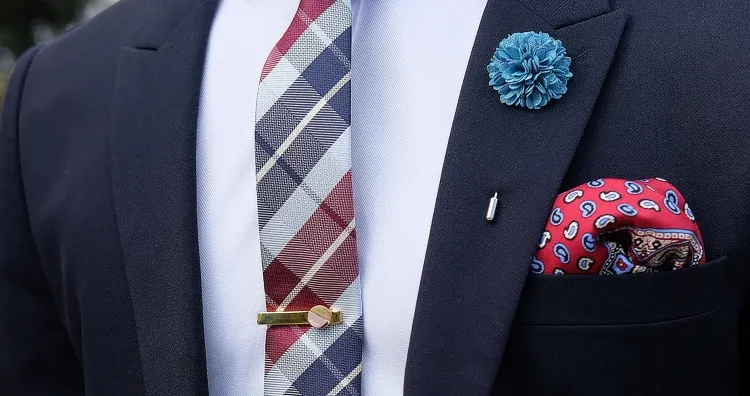Jak nosić szpilkę do krawata, aby wyglądać elegancko i stylowo