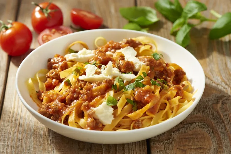 Spaghetti tagliatelle: odkryj różnice i idealne sosy do makaronu
