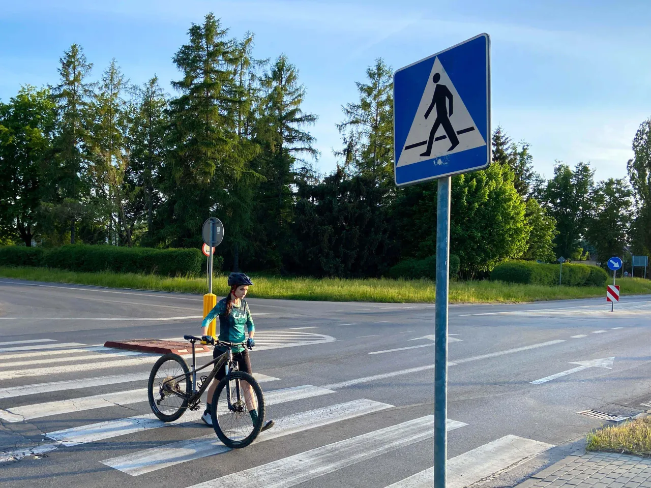 Jazda rowerem obok siebie: Przepisy i zasady bezpieczeństwa na drodze