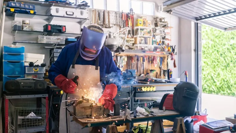 Koszule spawalnicze: Jak chronić się podczas pracy z ogniem?