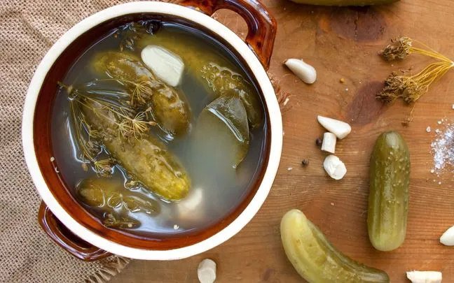 Czy można jeść ogórki kiszone przy dnie moczanowej? Sprawdź skutki.