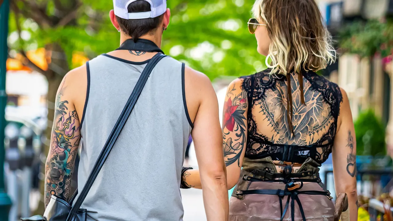 Czy tatuaż to grzech? Odkryj, jak Kościół katolicki ocenia tatuaże