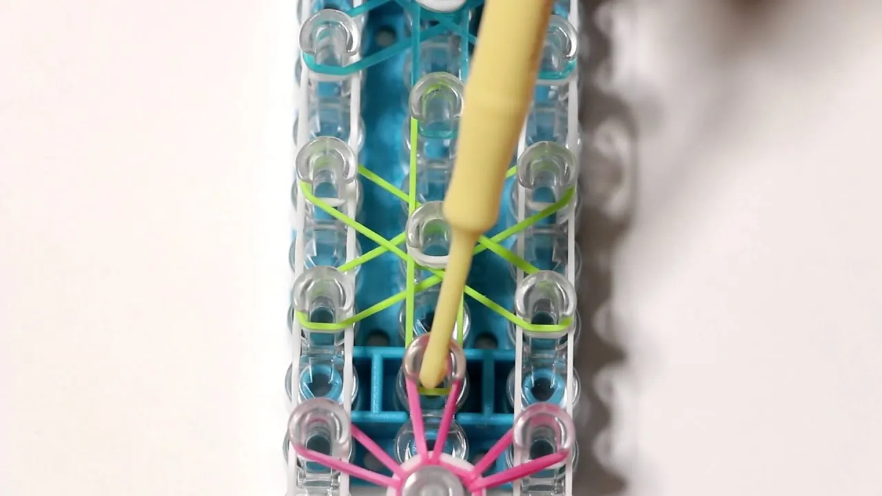 Jak zrobić bransoletkę z gumek na szydełku - proste kroki i porady