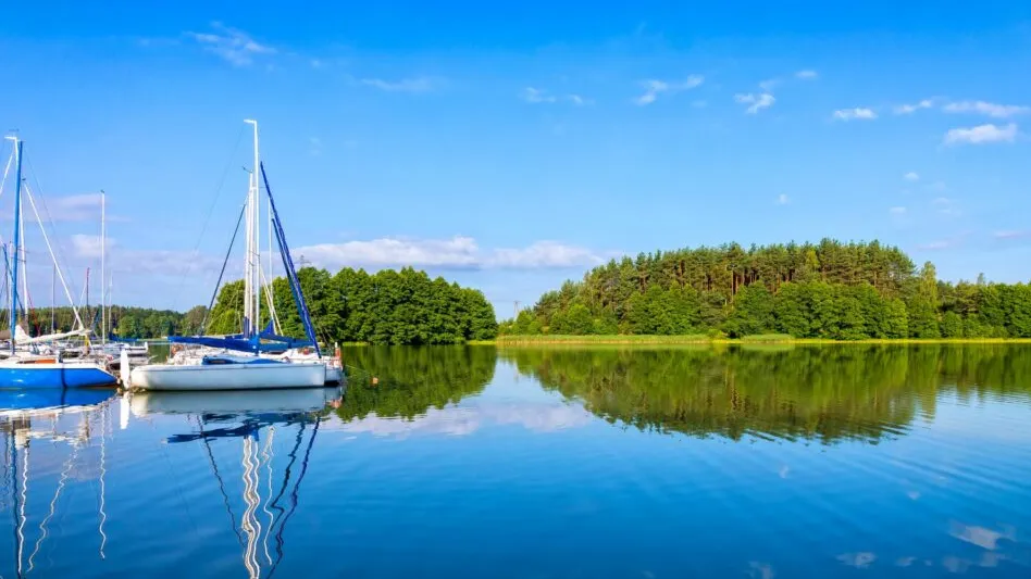Jezioro Karsińskie: raj dla wędkarzy i miłośników sportów wodnych