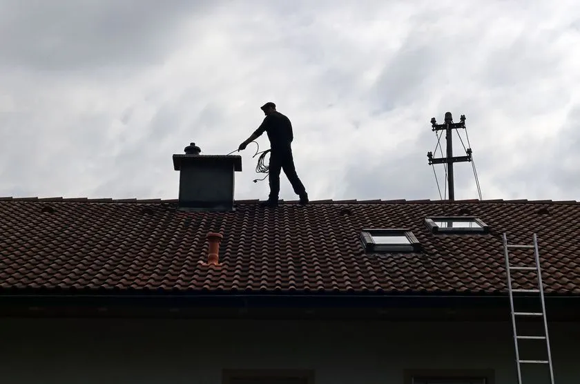 Ile kosztuje wizyta kominiarza i jak uniknąć wysokich kosztów przeglądu