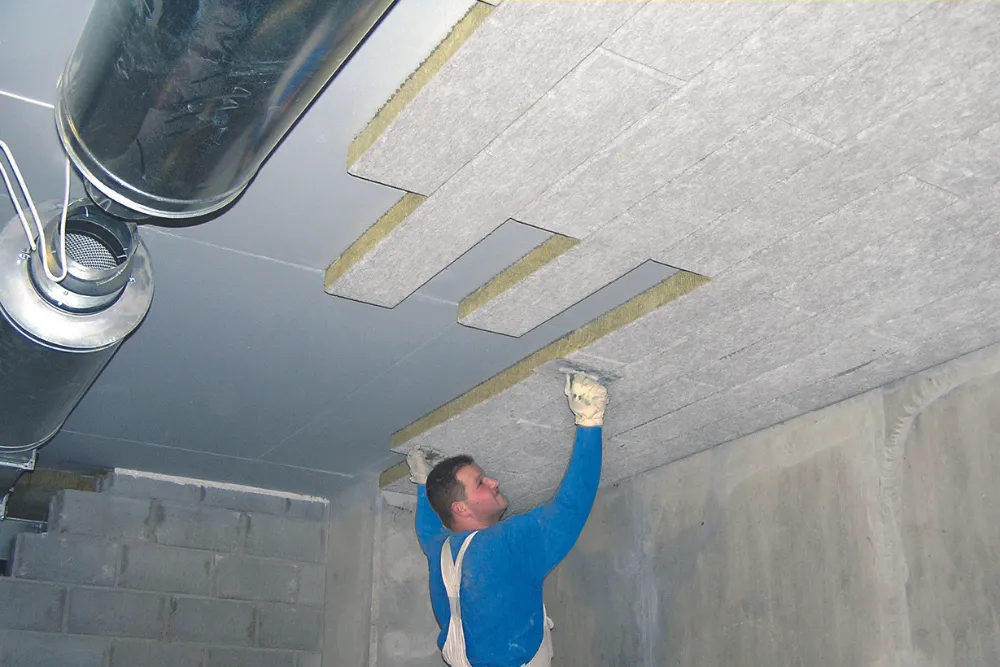 Czym przykryć wełnę na stropie, aby uniknąć wilgoci i zapewnić ciepło?