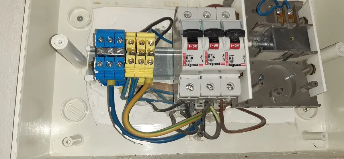 Jak wymienić bezpieczniki w domu i uniknąć niebezpieczeństw