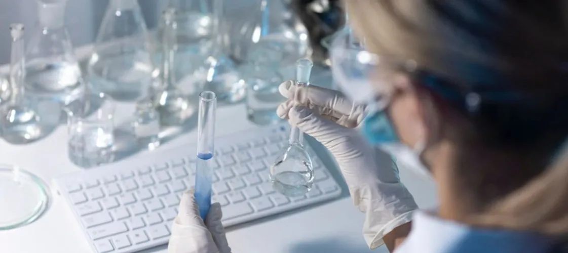 Analityka medyczna co po studiach – jakie są najlepsze ścieżki kariery?