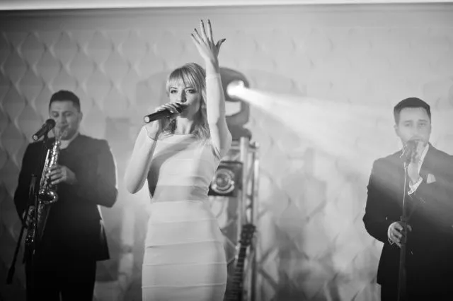 Jak dobrać strój wokalny? Poradnik dla wokalistów