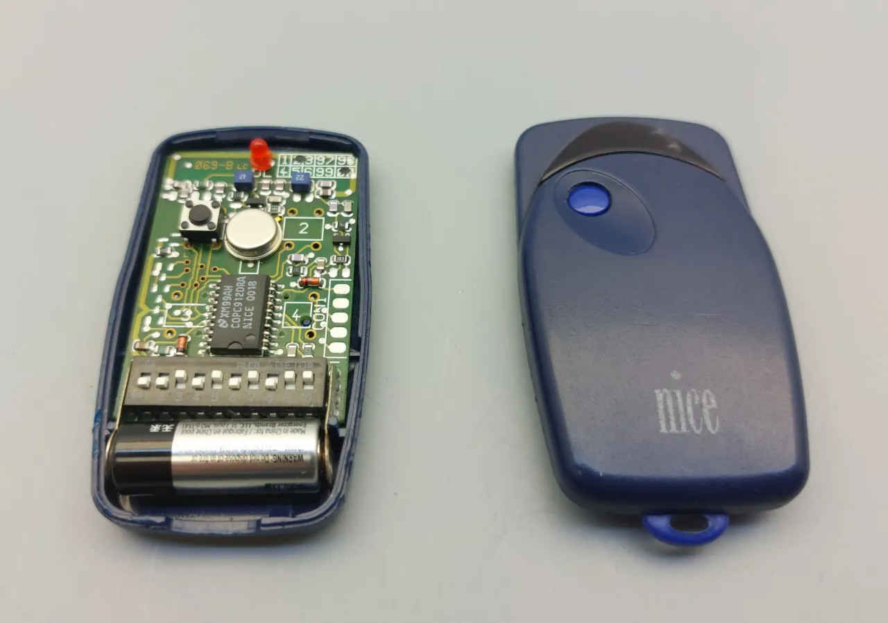 Wymiana baterii w pilocie Nice Flor S - prosta instrukcja krok po kroku