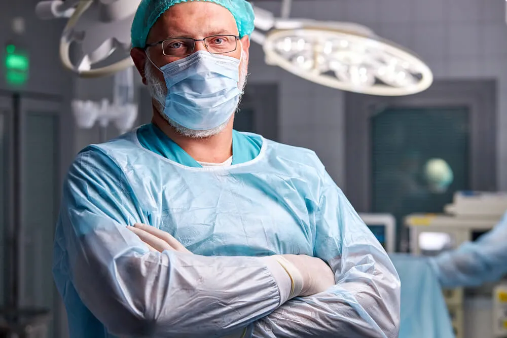 Chirurg: Kim jest? Jak zostać? Specjalizacje i zadania lekarza