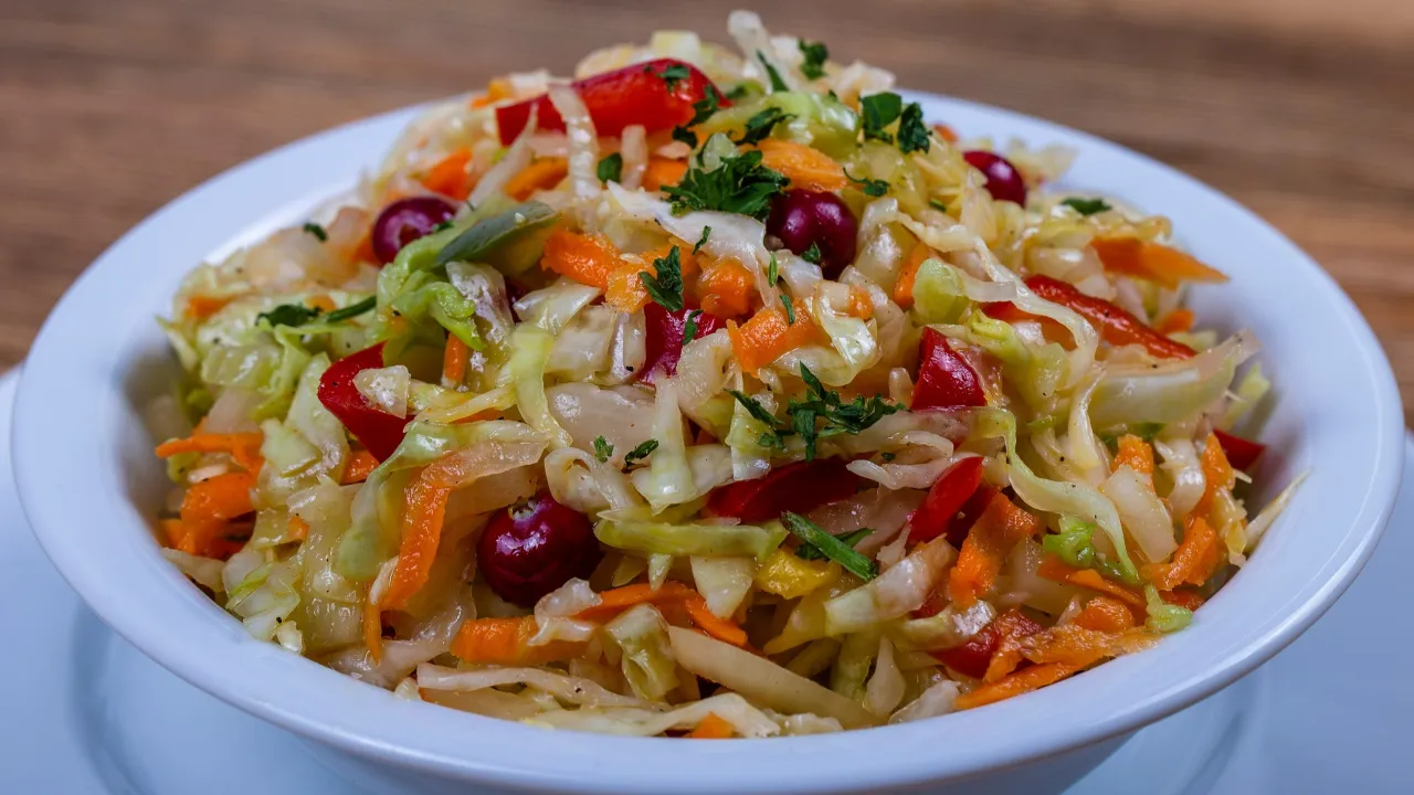 Co do surówki z kapusty kiszonej? Odkryj pyszne dodatki i przepisy