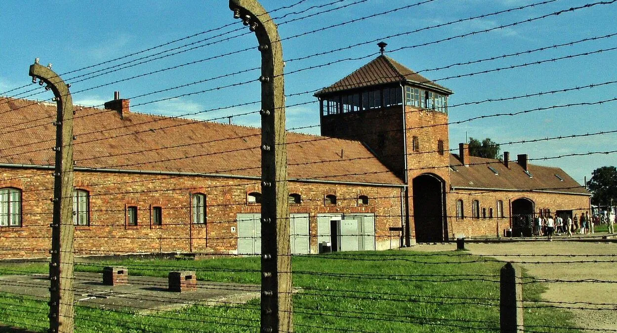 Gdzie znajduje się Auschwitz-Birkenau? Odkryj jego lokalizację w Polsce
