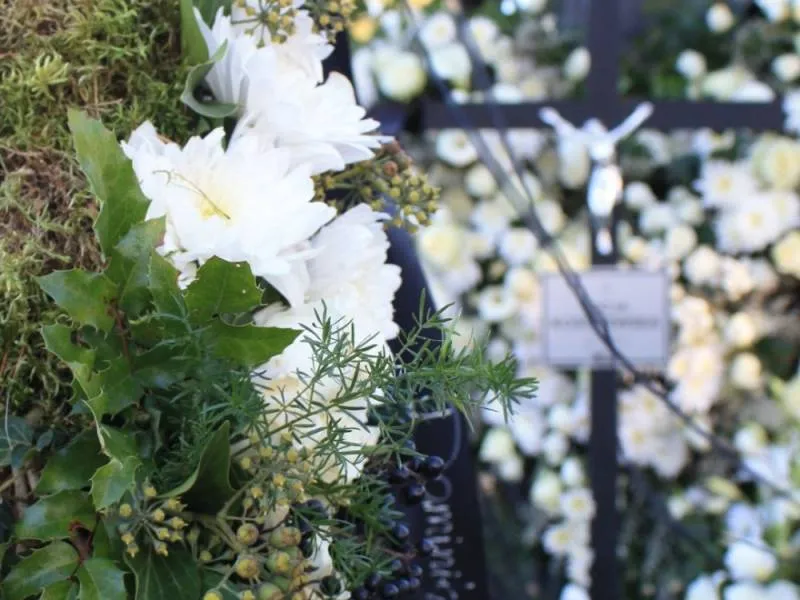 Kto sprząta wieńce po pogrzebie i dlaczego to ważne dla grobu?