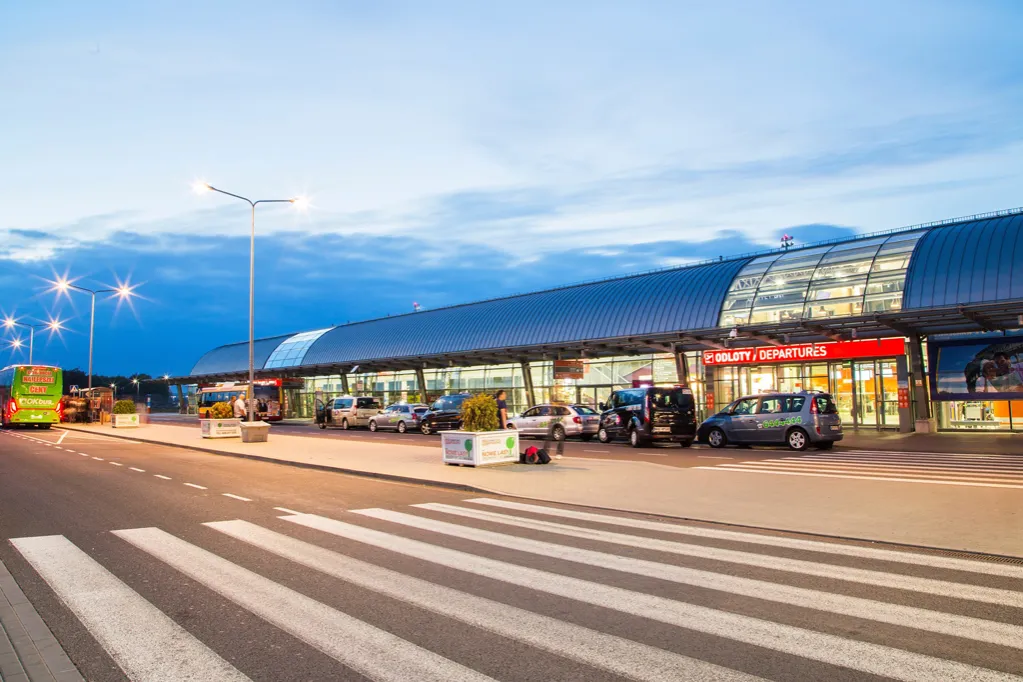 Jak dojechać z dworca Warszawa Centralna na lotnisko Chopina szybko i tanio