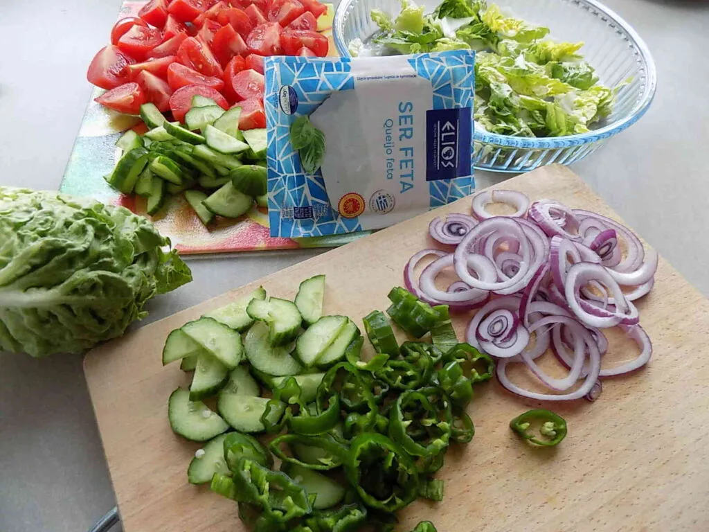 Jaki ser do sałatki? Odkryj idealne połączenia smaków!