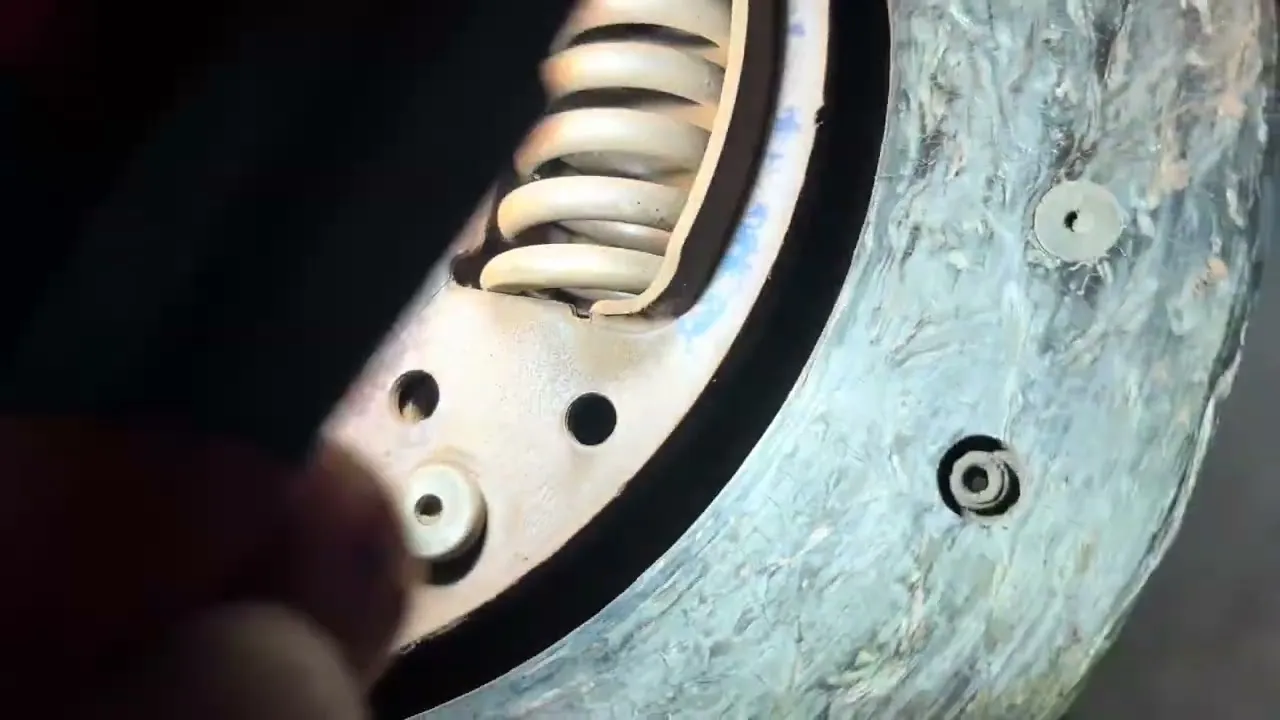 Przyczyna twardego pedału sprzęgła – co może go powodować?