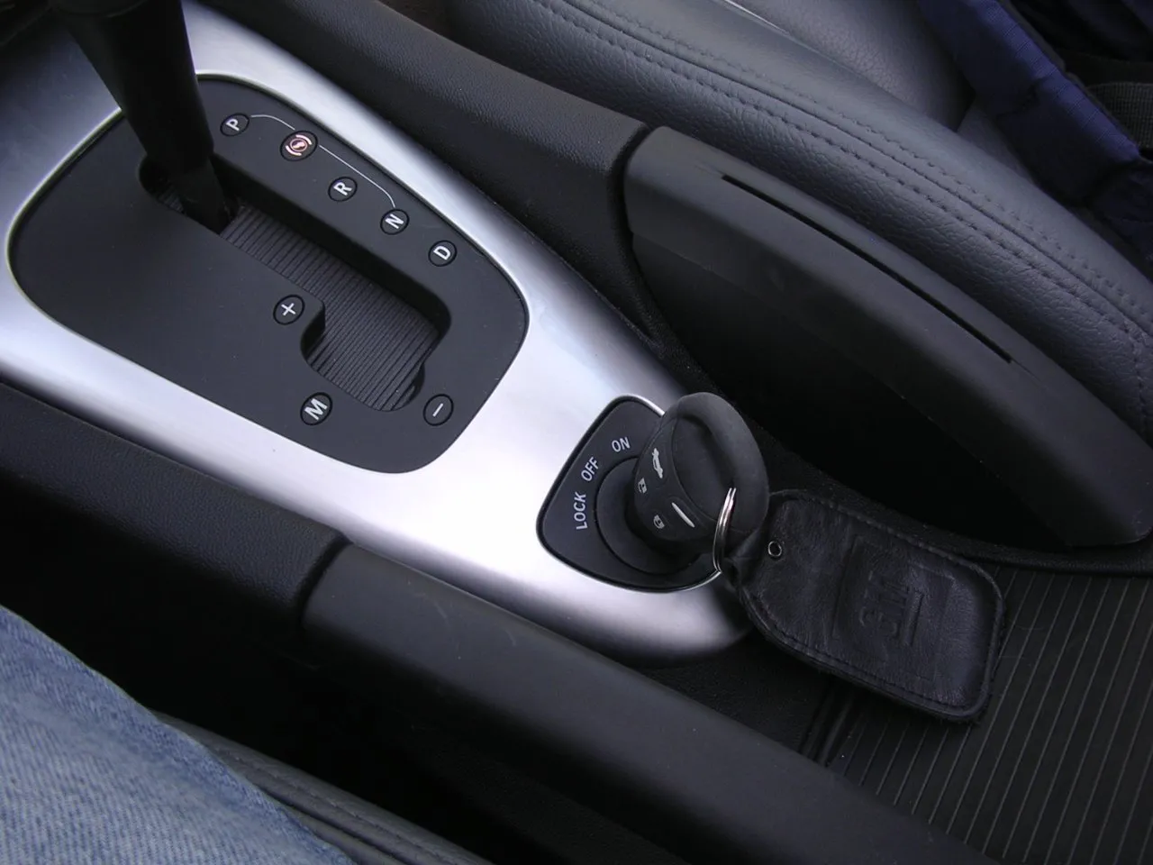 Jak prawidłowo odpalić samochód kluczykiem? Proste kroki do uruchomienia auta