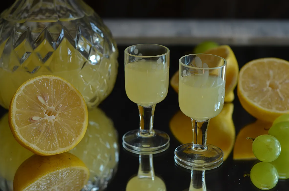 Orzeźwiająca wódka cytrynowa? Przepis krok po kroku na trunek!