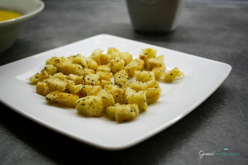 Chrupiące grzanki do sałatki: Prosty przepis na domowy sukces!