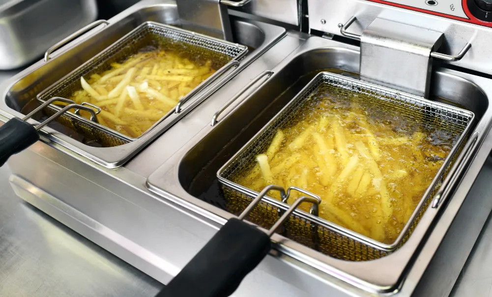 Jak zrobić perfekcyjne frytki w frytkownicy? Sekrety chrupkości