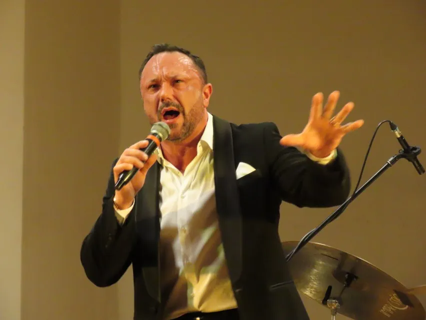 Mirosław Niewiadomski życiorys: od chórzysty do uznanego tenora operowego